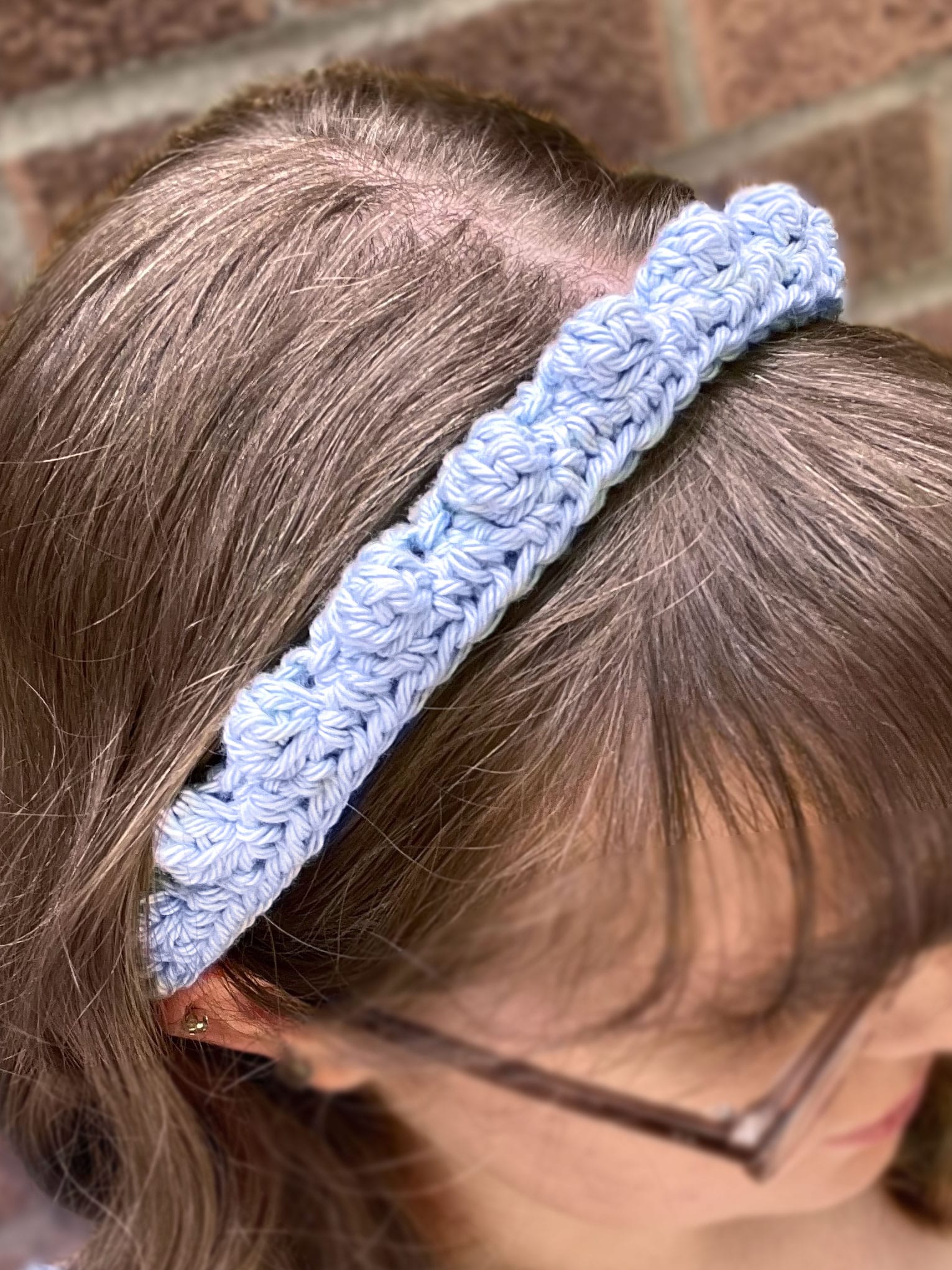 Bubble Tie Headband on head close view